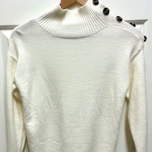 New/w/out tags Soft, Poof Apparel Winter White Lightweight Sweater/Size Small